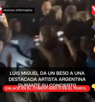 Luis Miguel da un beso a una destacada artista argentina durante su concierto