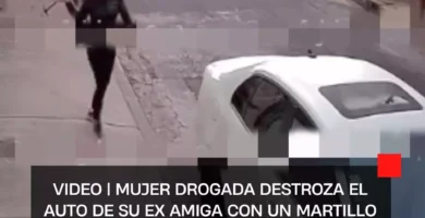 VIDEO | Mujer drogada destroza el auto de su ex amiga con un martillo en la Ciudad de México