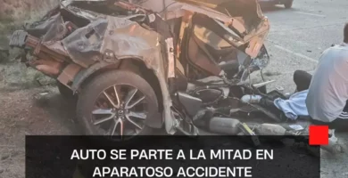 Un auto se parte a la mitad en aparatoso accidente en Guadalajara, Jalisco; conductor se encuentra grave