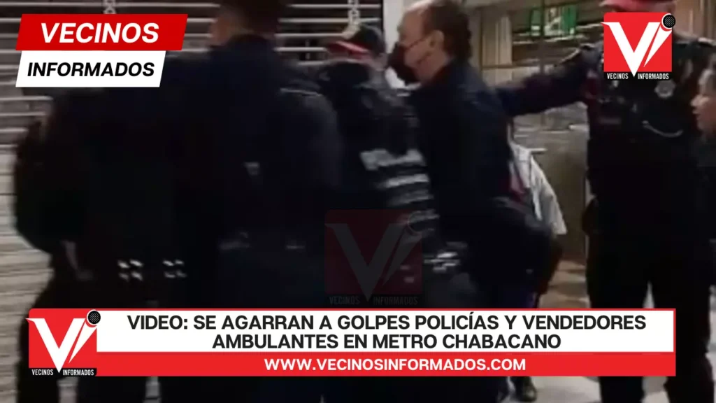 VIDEO: Se agarran a golpes policías y vendedores ambulantes en Metro Chabacano
