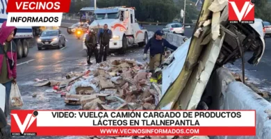 Vuelca camión cargado de productos lácteos en Tlalnepantla