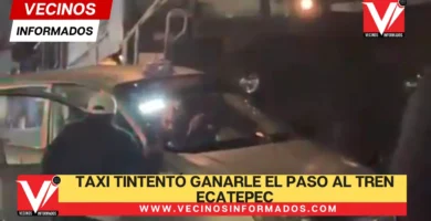 Taxi tolerado intentó ganarle el paso al tren y fue arrastrado varios metros, en Ecatepec
