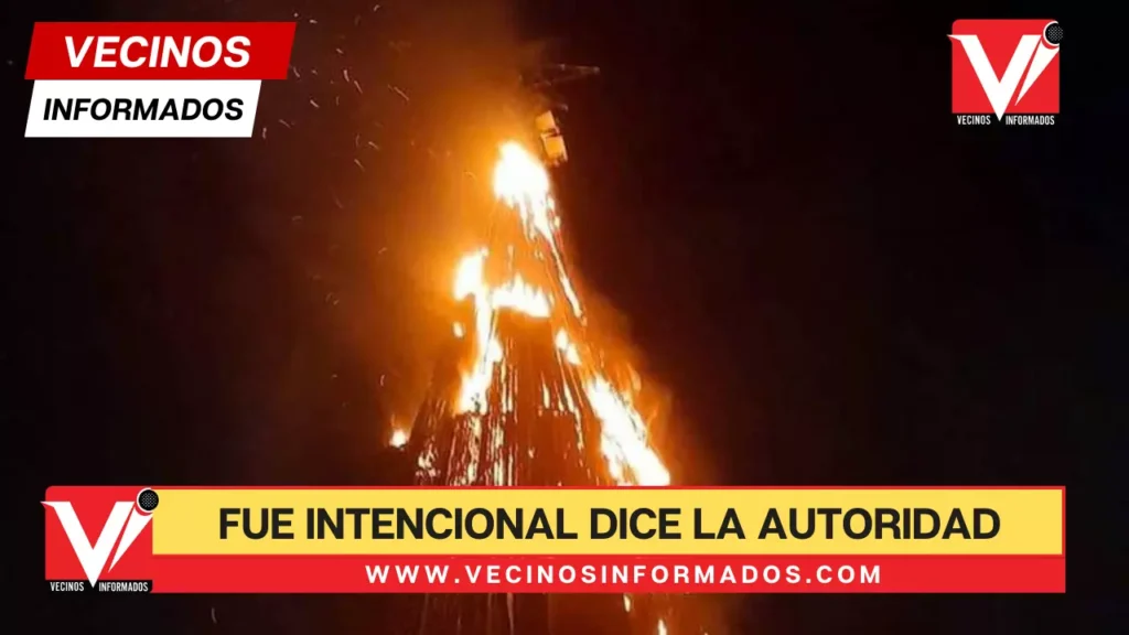 VIDEO: Incendio de árbol de navidad en Tlalnepantla habría sido intencional