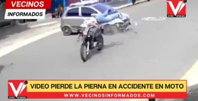 Video sensible: Motociclista pierde su pierna en brutal accidente contra un carro