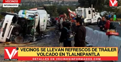 Vecinos se llevan refrescos de tráiler volcado en Tlalnepantla, frente a Jardines de los Recuerdos