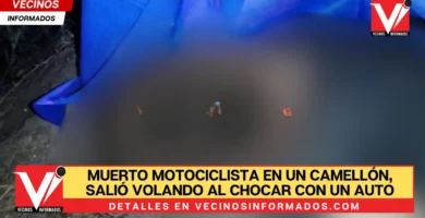 Queda muerto motociclista en un camellón, salió volando al chocar con un auto