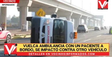 Vuelca ambulancia con un paciente a bordo, se impactó contra otro vehículo