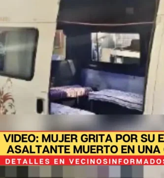 VIDEO: Mujer grita por su esposo asaltante muerto en una combi