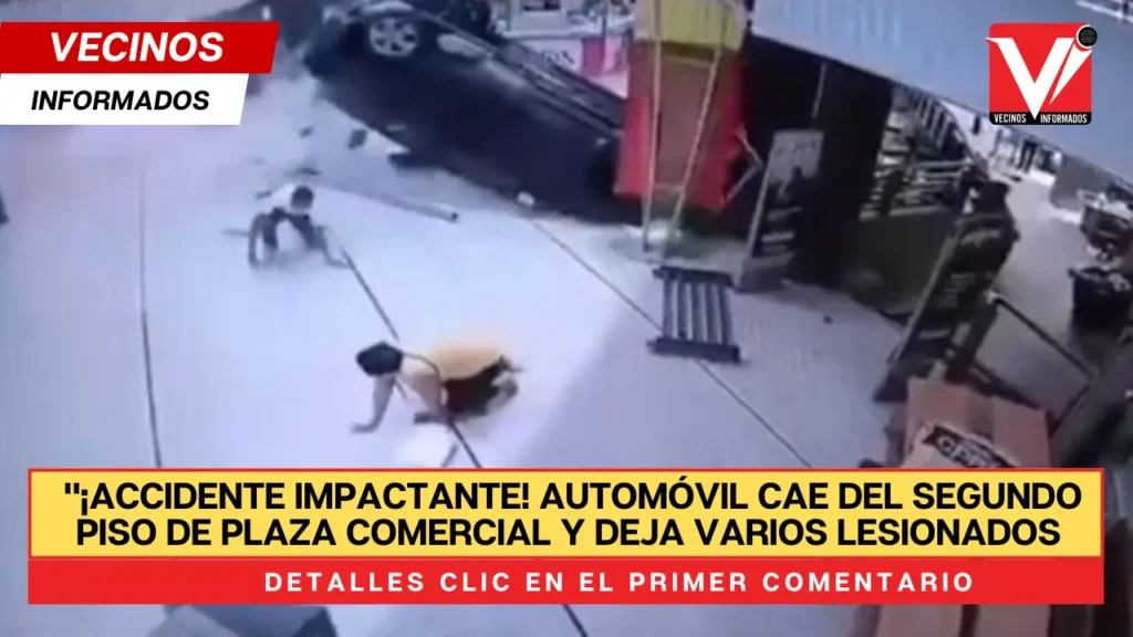 Automóvil cae del segundo piso de plaza comercial y deja varios lesionados