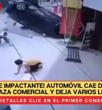 Automóvil cae del segundo piso de plaza comercial y deja varios lesionados