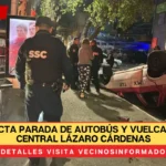 Taxi impacta parada de autobús y vuelca sobre Eje Central Lázaro Cárdenas en Peralvillo