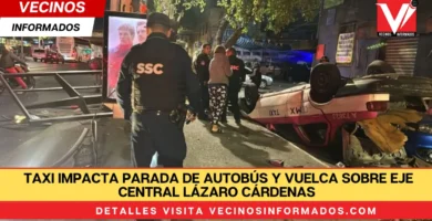 Taxi impacta parada de autobús y vuelca sobre Eje Central Lázaro Cárdenas en Peralvillo