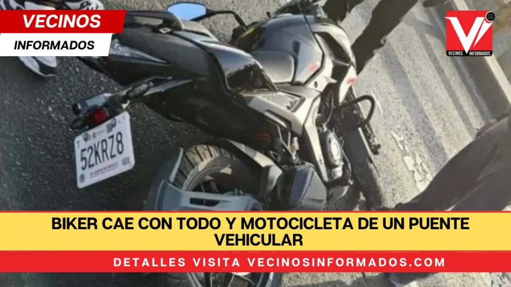 Biker cae con todo y motocicleta de un puente vehicular