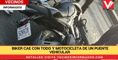 Biker cae con todo y motocicleta de un puente vehicular