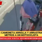 VIDEOS: Camioneta arrolla y arrastra varios metros a un motociclista