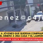 Asaltan a jóvenes que querían comprar un auto, arrojan el dinero a una casa y el ladrón se salta a sacarlo