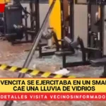 VIDEO: Jovencita se ejercitaba en un Smart Fit y le cae una lluvia de vidrios