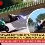 Motociclista trepa a muro de contención de autopista; acrobacia sale mal |VIDEO