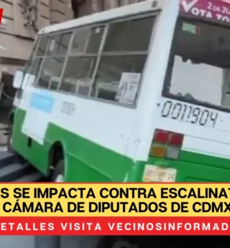 Microbús se impacta contra escalinatas de la Cámara de Diputados de CDMX