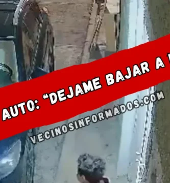 En medio del asalto, los padres recuerdan que dentro de la camioneta permanece una niña pequeña, por lo que suplican a los delincuentes que les permitan sacarla
