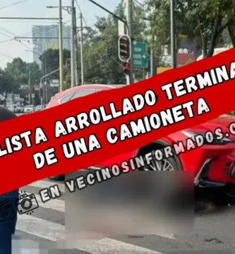 Motociclista arrollado termina abajo de una camioneta