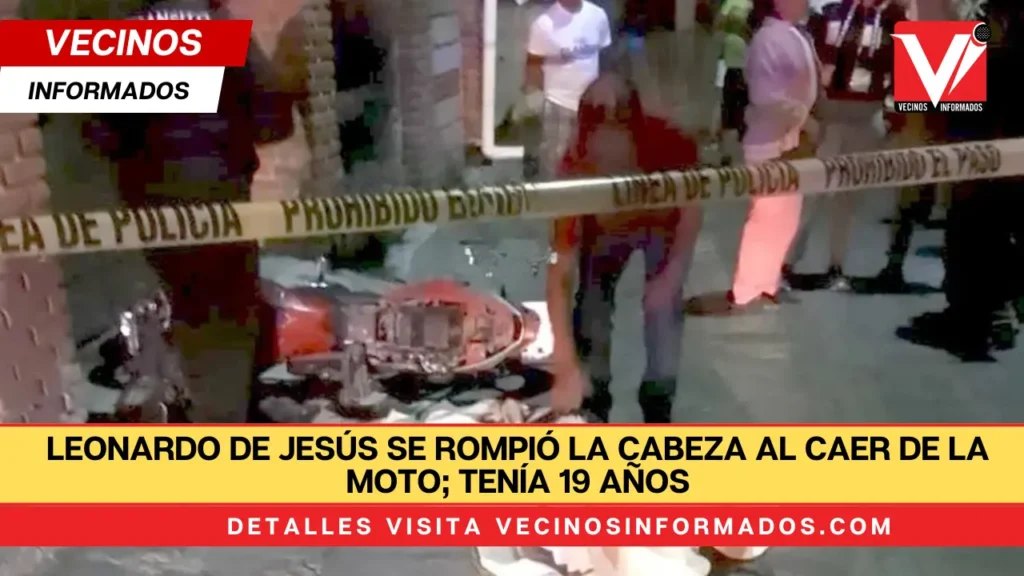 Leonardo de Jesús sufrió un dolor inmenso al ver el cuerpo de su hijo tirado en la calle y cubierto con una sábana blanca.

Tristemente el joven tenñia el mismo nombre que su padre: Leonardo de Jesús.

Estaba en la calle Loraqui del poblado de San Francisco Magú en el municipio de Nicolás Romero.

Junto al cuerpo de su hijo estaba la motocicleta que él muchacho manejaba, una Ventó, color rojo con negro, con placa de circulación W71SF.

Abajo de la sábana estaba el cuerpo de Leonardo de Jesús Cruz de 19 años de edad, quien tenía el cráneo fracturado por la caída.

Así lo confirmaron paramédicos de Protección Civil que llegaron al lugar a tratar de salvarle la vida al joven, pero ya nada pudieron hacer.

El cuerpo fue trasladado a las instalaciones de la Fiscalía de Justicia del Estado de México donde se le practicó la necropsia de ley.