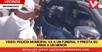 VIDEO: Policía municipal va a un funeral y presta su arma a un menor
