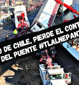 Tráiler Pierde el Control y Cae en Puente de Tlalnepantla