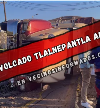 Tráiler con 17 toneladas de huevo se volcó en Tlalnepantla; daños superan $700 mil pesos. No hay heridos, pero hay caos vial.