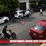 Ciudad de México, 14 de mayo de 2026. Un enfrentamiento entre operadores de pipas de gas y sujetos armados en la alcaldía Gustavo A. Madero resultó en la muerte de dos personas y lesiones en tres más, además de actos vandálicos en una clínica del IMSS. Detalles del incidente: Ubicación: Los hechos ocurrieron en la intersección de las calles Estado de México y Bajacalifornia, en la colonia Providencia. Mecánica de los hechos: Un grupo de operadores de hidrocarburo fue increpado por sujetos a bordo de motocicletas. La confrontación escaló a un intercambio de disparos que dejó a cinco personas heridas de gravedad. Respuesta de emergencia: Elementos de la Secretaría de Seguridad Ciudadana (SSC) acordonaron la zona, mientras paramédicos realizaron el traslado de las víctimas al Hospital General de Zona No. 29 del IMSS, en San Juan de Aragón. Situación en el nosocomio: Tras confirmarse el fallecimiento de dos de los heridos en el hospital, familiares de las víctimas reaccionaron de forma violenta contra las instalaciones del inmueble ubicado en la avenida 510. Se reportaron daños materiales severos, principalmente la rotura de ventanas y puertas de vidrio. Estatus de la investigación: A pesar de la intensa movilización policiaca desplegada tanto en el lugar de la agresión como en el hospital, las autoridades capitalinas informaron que, hasta el momento, no hay personas detenidas relacionadas con el tiroteo o los destrozos en la clínica. Los otros tres lesionados permanecen bajo observación médica interna. Fuente: Reportes de la Secretaría de Seguridad Ciudadana (SSC CDMX) / Servicios de Emergencia.