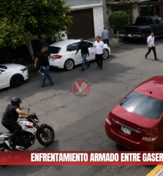 Ciudad de México, 14 de mayo de 2026. Un enfrentamiento entre operadores de pipas de gas y sujetos armados en la alcaldía Gustavo A. Madero resultó en la muerte de dos personas y lesiones en tres más, además de actos vandálicos en una clínica del IMSS. Detalles del incidente: Ubicación: Los hechos ocurrieron en la intersección de las calles Estado de México y Bajacalifornia, en la colonia Providencia. Mecánica de los hechos: Un grupo de operadores de hidrocarburo fue increpado por sujetos a bordo de motocicletas. La confrontación escaló a un intercambio de disparos que dejó a cinco personas heridas de gravedad. Respuesta de emergencia: Elementos de la Secretaría de Seguridad Ciudadana (SSC) acordonaron la zona, mientras paramédicos realizaron el traslado de las víctimas al Hospital General de Zona No. 29 del IMSS, en San Juan de Aragón. Situación en el nosocomio: Tras confirmarse el fallecimiento de dos de los heridos en el hospital, familiares de las víctimas reaccionaron de forma violenta contra las instalaciones del inmueble ubicado en la avenida 510. Se reportaron daños materiales severos, principalmente la rotura de ventanas y puertas de vidrio. Estatus de la investigación: A pesar de la intensa movilización policiaca desplegada tanto en el lugar de la agresión como en el hospital, las autoridades capitalinas informaron que, hasta el momento, no hay personas detenidas relacionadas con el tiroteo o los destrozos en la clínica. Los otros tres lesionados permanecen bajo observación médica interna. Fuente: Reportes de la Secretaría de Seguridad Ciudadana (SSC CDMX) / Servicios de Emergencia.