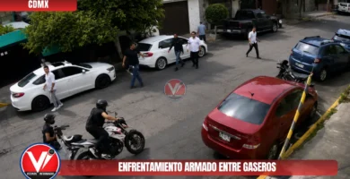 Ciudad de México, 14 de mayo de 2026. Un enfrentamiento entre operadores de pipas de gas y sujetos armados en la alcaldía Gustavo A. Madero resultó en la muerte de dos personas y lesiones en tres más, además de actos vandálicos en una clínica del IMSS. Detalles del incidente: Ubicación: Los hechos ocurrieron en la intersección de las calles Estado de México y Bajacalifornia, en la colonia Providencia. Mecánica de los hechos: Un grupo de operadores de hidrocarburo fue increpado por sujetos a bordo de motocicletas. La confrontación escaló a un intercambio de disparos que dejó a cinco personas heridas de gravedad. Respuesta de emergencia: Elementos de la Secretaría de Seguridad Ciudadana (SSC) acordonaron la zona, mientras paramédicos realizaron el traslado de las víctimas al Hospital General de Zona No. 29 del IMSS, en San Juan de Aragón. Situación en el nosocomio: Tras confirmarse el fallecimiento de dos de los heridos en el hospital, familiares de las víctimas reaccionaron de forma violenta contra las instalaciones del inmueble ubicado en la avenida 510. Se reportaron daños materiales severos, principalmente la rotura de ventanas y puertas de vidrio. Estatus de la investigación: A pesar de la intensa movilización policiaca desplegada tanto en el lugar de la agresión como en el hospital, las autoridades capitalinas informaron que, hasta el momento, no hay personas detenidas relacionadas con el tiroteo o los destrozos en la clínica. Los otros tres lesionados permanecen bajo observación médica interna. Fuente: Reportes de la Secretaría de Seguridad Ciudadana (SSC CDMX) / Servicios de Emergencia.