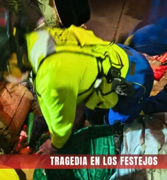 tres personas tras la victoria de México sobre Ecuador